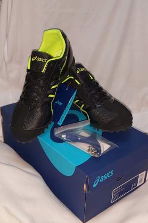 Chaussure Spike ASICS Original - Sports outfits on Aster Vender