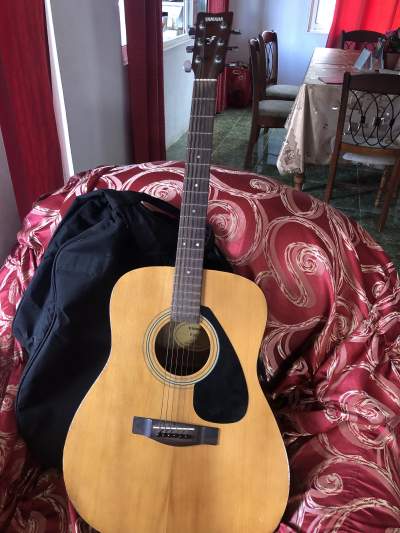 Yamaha acoustic Guitar - Accoustic guitar on Aster Vender