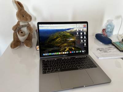 Macbook pro 2019 - Touch Bar - Laptop on Aster Vender