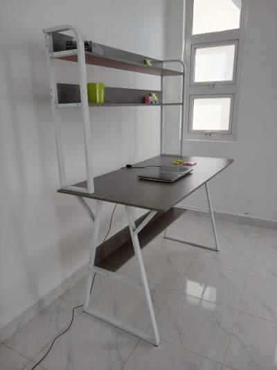 Like-New Desk for Sale! /  Bureau Comme Neuf à Vendre ! - Desks on Aster Vender
