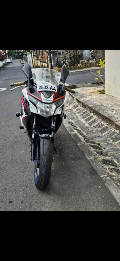 Honda CBR 150 - Sports Bike on Aster Vender