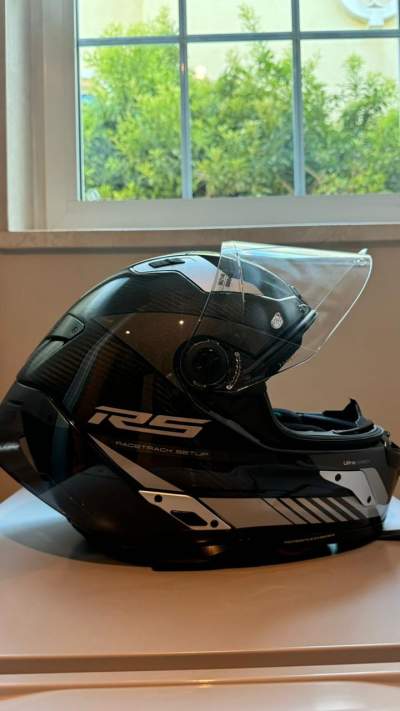 Selling motorcycle stand and  carbon fiber helmet  (58 CM) - Spare Parts on Aster Vender