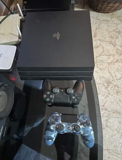 PS4 pro 1TB 2 console - PlayStation 4 (PS4) on Aster Vender