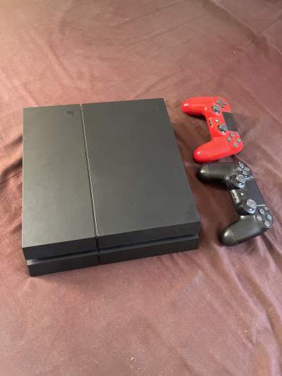 Ps4 With controller - PlayStation 4 (PS4)