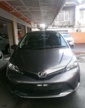 Toyota vitz 2015 Gray - Family Cars on Aster Vender