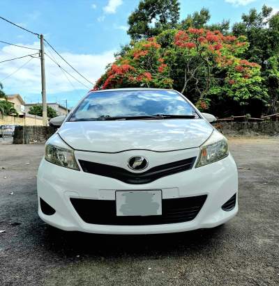 Toyota Vitz  2013 - Compact cars