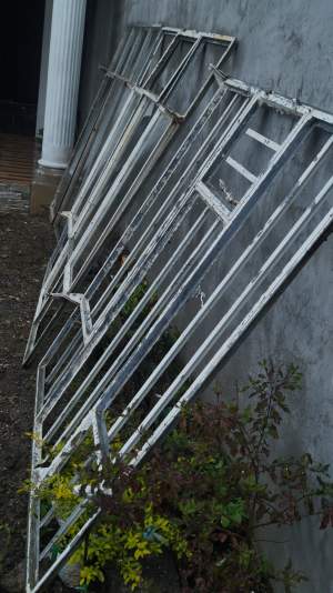 3 metal windows  - Other Decorations on Aster Vender