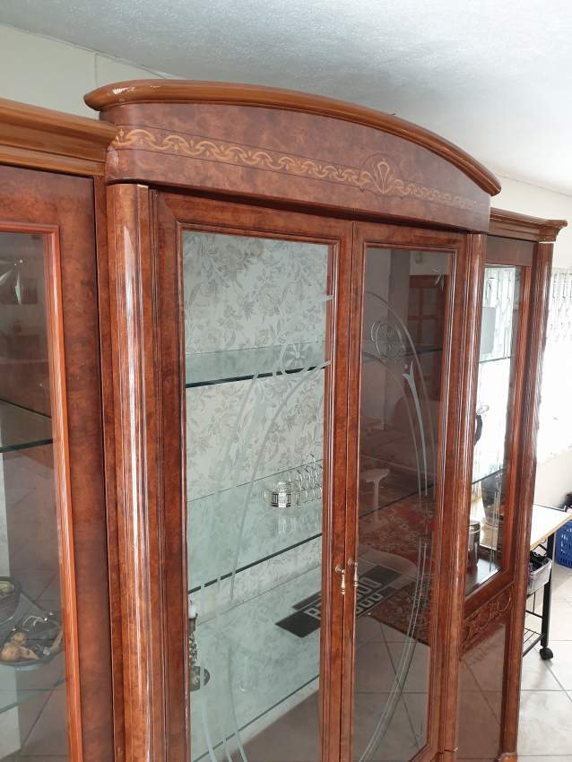 Italien Crafted Display Cabinet - 1 - China cabinets (Argentier)  on Aster Vender