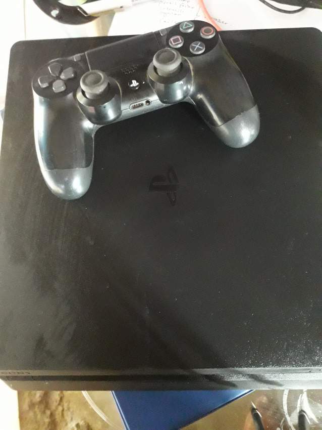 Ps4 slim 1tb avec 1 manette et 3 jouer - 1 - PlayStation 4 Games  on Aster Vender