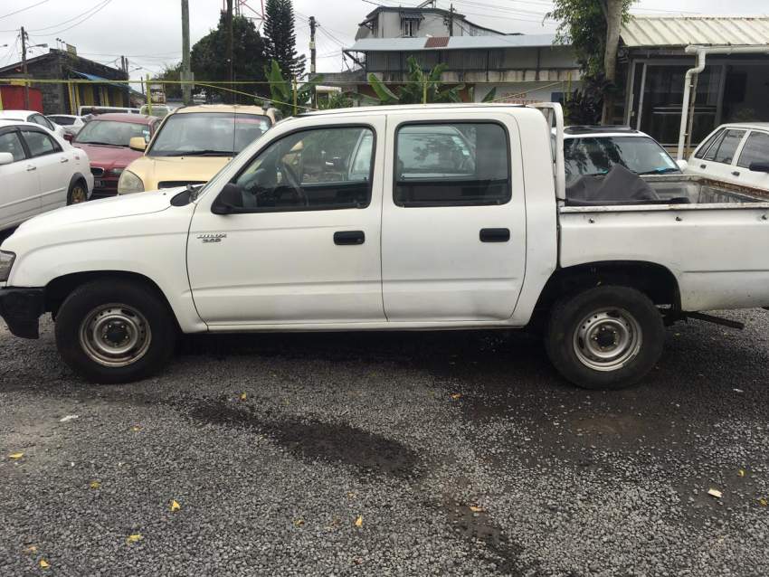 Toyota Hilux Year 04 - 0 - Pickup trucks (4x4 & 4x2)  on Aster Vender