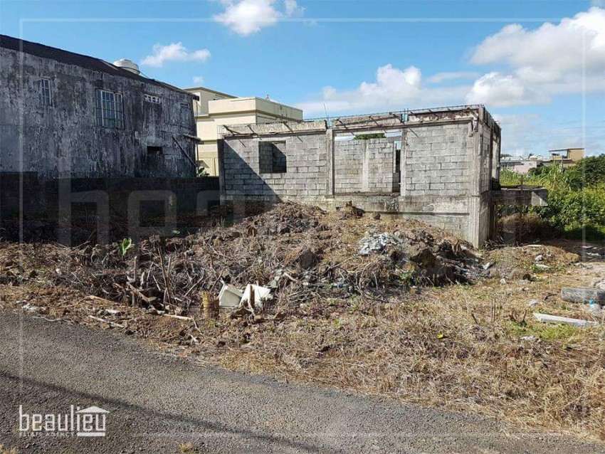 Unfinished house for  sale  in Providence  - 2 - Land  on Aster Vender