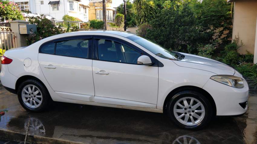 Renault Fluence  - 5 - Family Cars  on Aster Vender