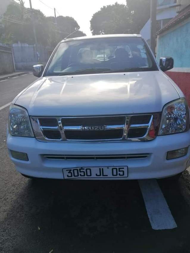 Car Isuzu 2005 - 3 - Pickup trucks (4x4 & 4x2)  on Aster Vender