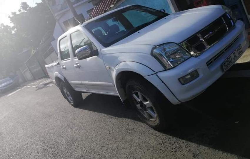 Car Isuzu 2005 - 2 - Pickup trucks (4x4 & 4x2)  on Aster Vender