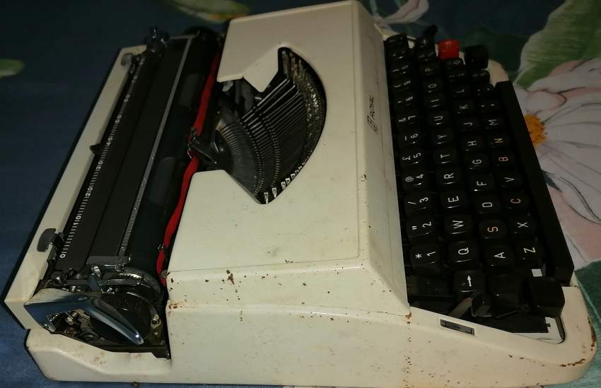 Vintage Typewriter Litton Royal 2000 - 3 - Old stuff  on Aster Vender