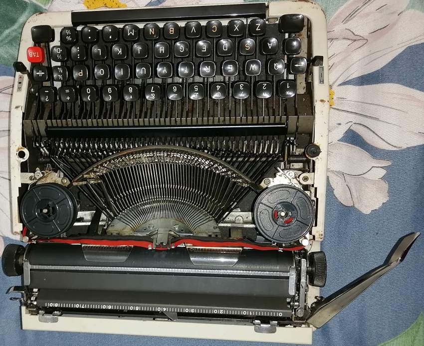 Vintage Typewriter Litton Royal 2000 - 5 - Old stuff  on Aster Vender