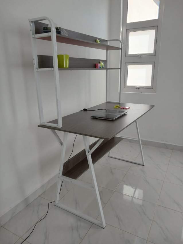 Like-New Desk for Sale! /  Bureau Comme Neuf à Vendre ! - 0 - Desks  on Aster Vender