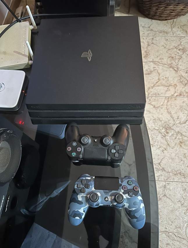 PS4 pro 1TB 2 console