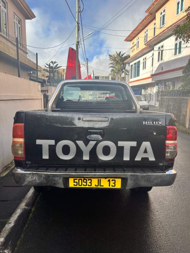 Toyota Hilux-2013 - 2 - Pickup trucks (4x4 & 4x2)  on Aster Vender