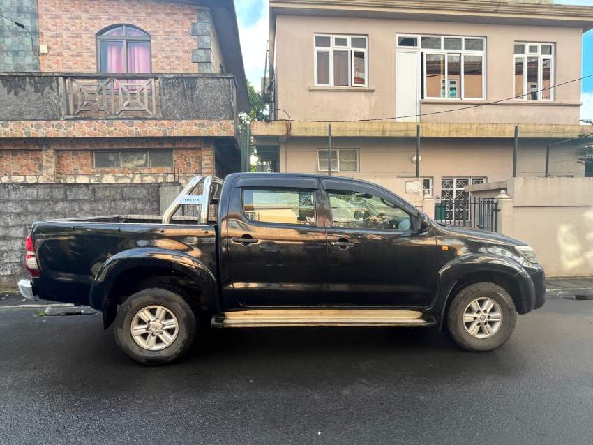 Toyota Hilux-2013 - 1 - Pickup trucks (4x4 & 4x2)  on Aster Vender