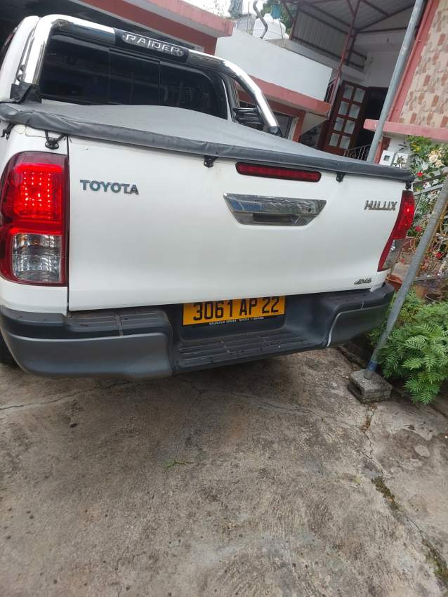 Toyota Hilux-2022 - 3 - Pickup trucks (4x4 & 4x2)  on Aster Vender