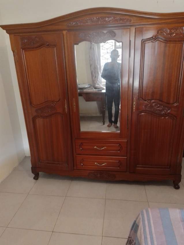 Vend armoire en bois massif