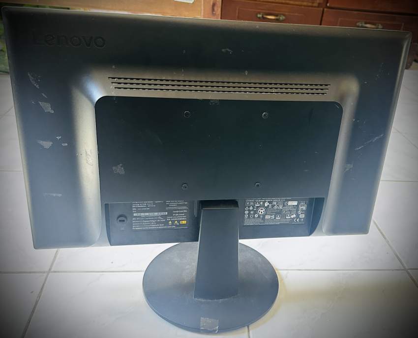 LENOVO MONITOR FOR SALE - 1 - LED Monitor  on MauriCar