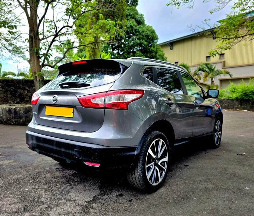 Nissan Qashqai Tekna 2016 - 5 - SUV Cars  on Aster Vender