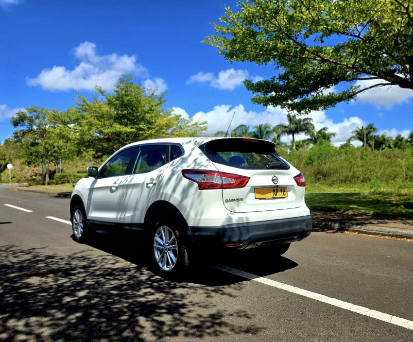 Nissan Qashqai 2018 - 5 - SUV Cars  on Aster Vender