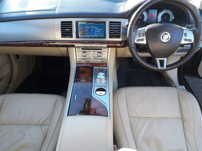 2010 Jaguar XF 2.0 - 8 - Luxury Cars  on Aster Vender